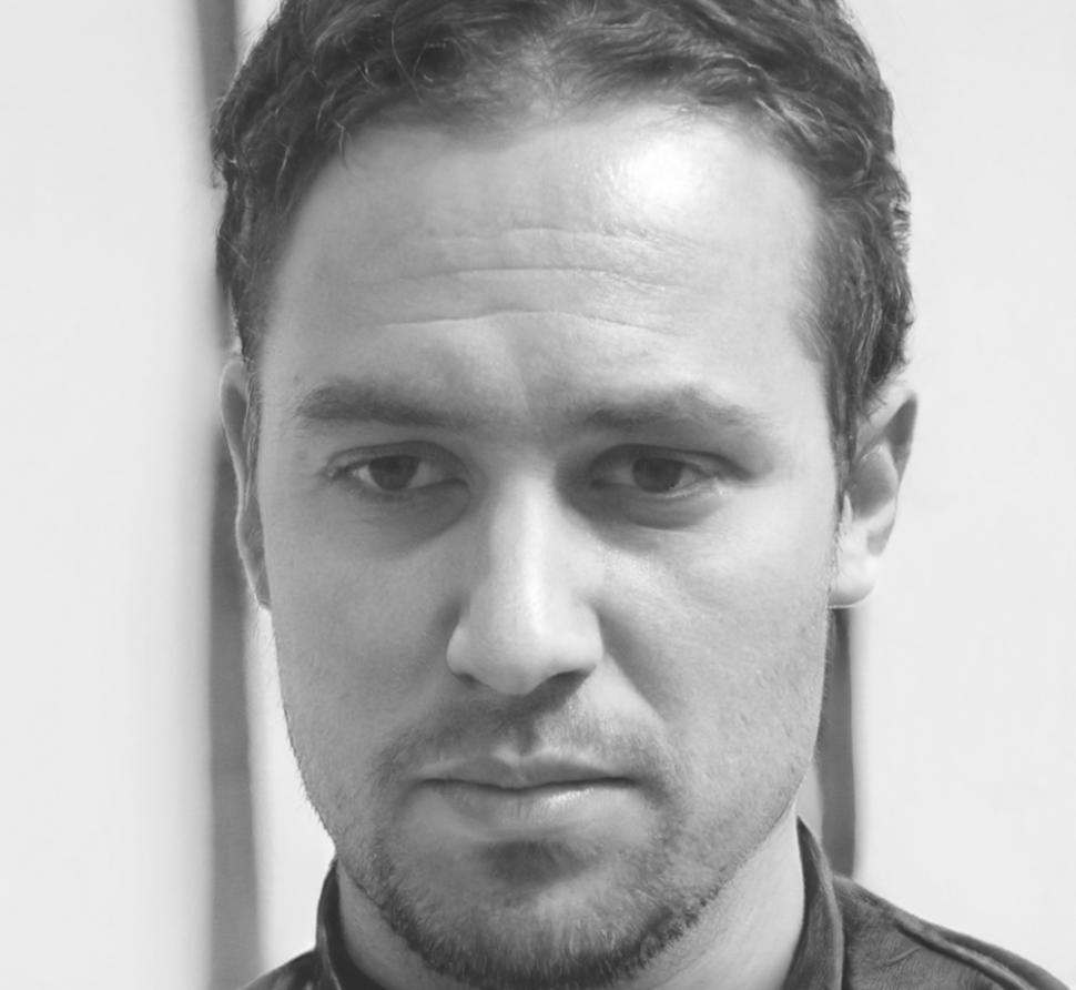Experienced finance educator demonstrating online teaching methods